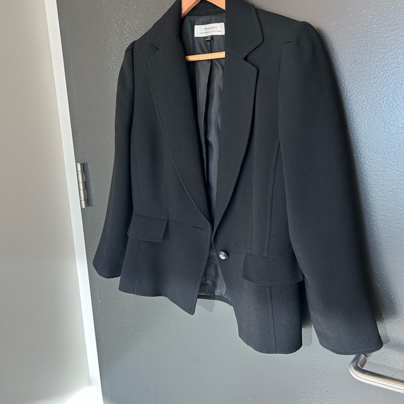 Tahari size 6 fitted blazer in great used condition classic one button sleek - Picture 4 of 12